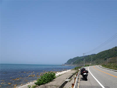 Jalan di tepi laut yang indah di Jepun