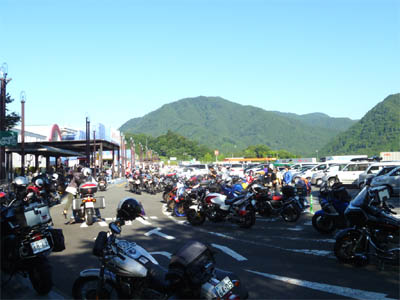 Área de estacionamiento de motocicletas concurrida de la autopista japonesa