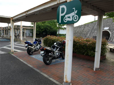 日本の高速道路の休憩施設にあるバイク用駐車場
