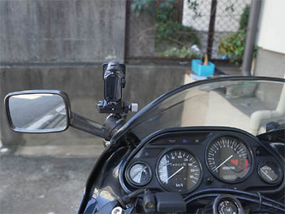Action-Kamera an der Motorhaube des Motorrads von der Fahrposition aus gesehen