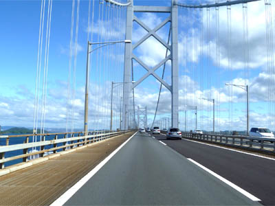 일본의 Seto Ohashi (Great Seto Bridge)에서 실행되는 오토바이에서 찍은 이미지