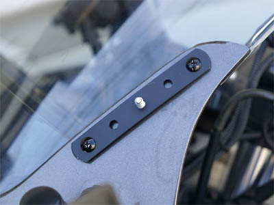 摩托车前围板，带有用于安装运动摄像机的关节支架