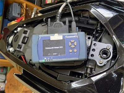 バイクの自動診断と整備記録のサーバ登録のために、Ninja400のコネクタに接続したKVCS(Kawasaki Vehicle Communication System)の端末