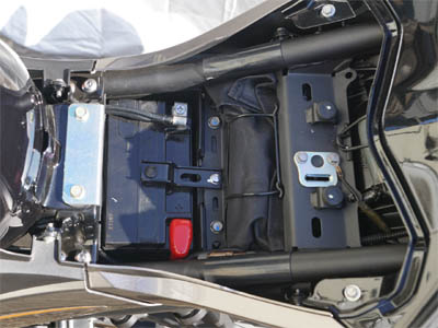 Ninja400のドライバシートの下に設置されているバッテリーと車載工具