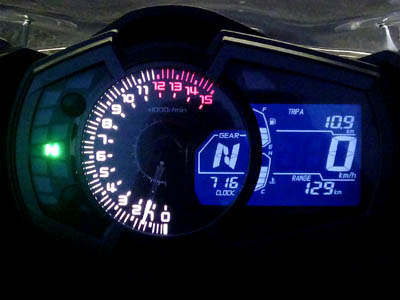 Ninja400のフロントパネル（メーターユニット）、夜間走行時のバックライト表示