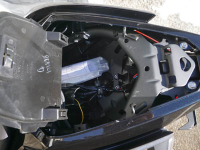 Ninja400のタンデムシートの下の仕切りカバーを開けた状態（小物入れに収納した車検証のコピー）