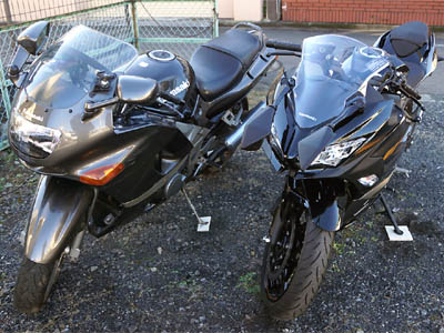 Ninja400とZZR400の二台を並べて正面から撮影した画像