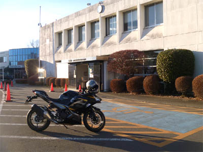 関東運輸局 埼玉運輸支局 所沢自動車検査登録事務所の駐車場に停めたバイク