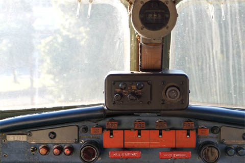Motor-Feuerlöschschalter im Cockpit des YS-11