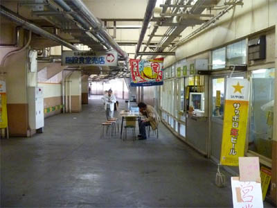 昭和の雰囲気が残る川口オートレース場内の寂れたレトロ食堂