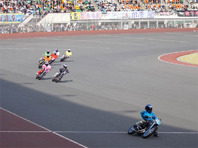 SG日本選手権オートレースの最終予選第８レースのゴールシーン