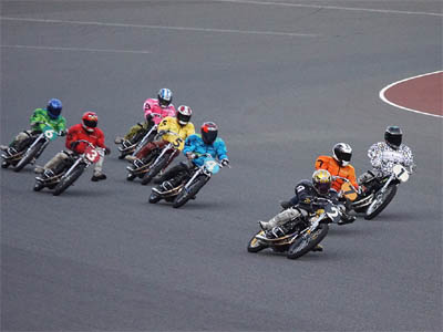 SG日本選手権オートレース３日目第11レース最終予選の２周目のホームストレートを走るバイク