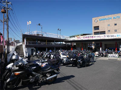 川口オート正門前の臨時バイク駐車場