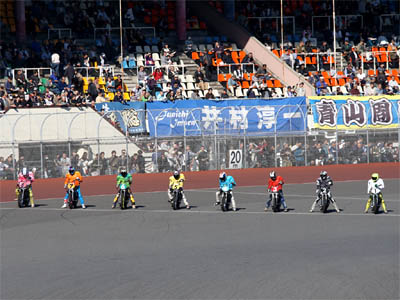 第47回SG日本選手権オートレースの最終日第７レースの一般Ａ戦のスタートラインに並ぶバイク