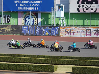 第47回SG日本選手権オートレースの最終日第７レースの一般Ａ戦の一周目のバックストレート