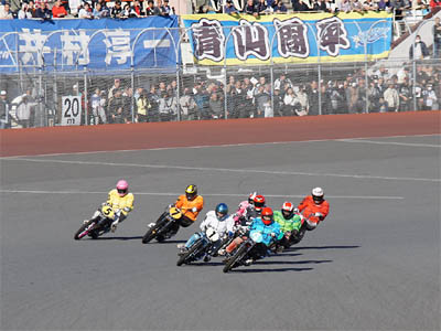 第47回SG日本選手権オートレースの最終日第８レースの一般Ａ戦の一周目ホームストレッチ