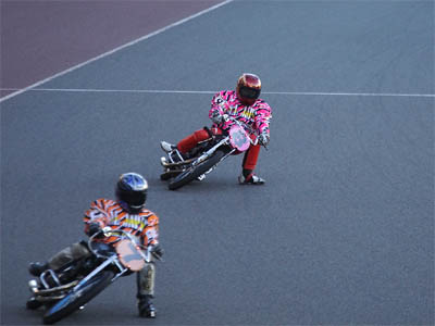 第47回SG日本選手権オートレース決勝戦で試走中の船橋オートの鈴木圭一郎選手と中村雅人選手