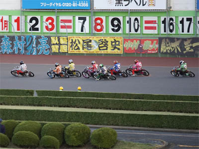 第47回SG日本選手権オートレース決勝戦の１周回のバックストレッチ