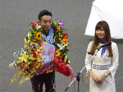 花束贈呈を受ける永井大介選手
