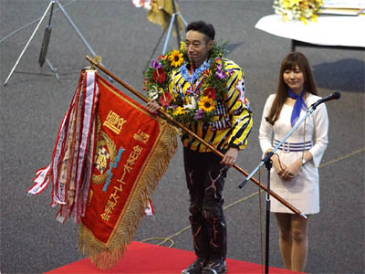 SG日本選手権の真紅の優勝旗を手にした永井大介選手