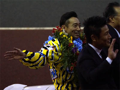 オープンカーに乗って場内を半周する永井大介選手と元K1選手の魔裟斗