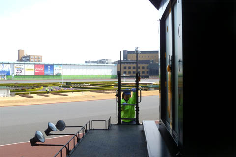 川口オートレース場の大時計の横に設置されているはしごを昇り降りするコース審判員