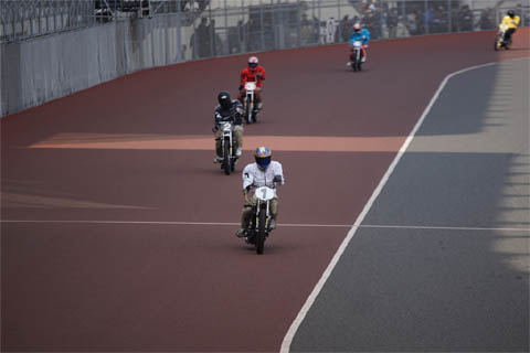 福田義久を先頭にオートレースの試走で周回するバイクの列