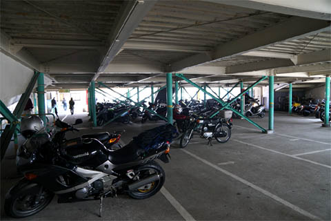 川口オートレース場正門にあるバイク駐車場
