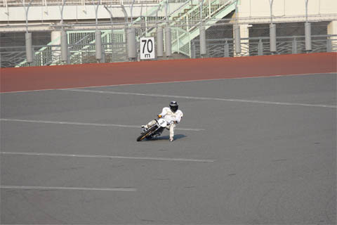 再試走でコースを周回する岡谷美由紀選手