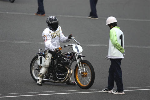 ゼロハンのスタートラインにバイクの前輪を合わせる岡谷美由紀選手