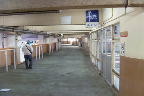 昭和の雰囲気が色濃く残る川口オートレース場の閉店した店と残っている看板