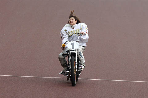 髪をなびかせてバイクを走らせる岡谷美由紀選手