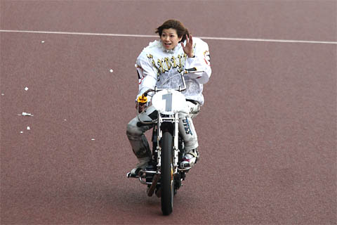スタンドの声援に笑顔で応える初優勝のウィニングラン中の岡谷美由紀選手