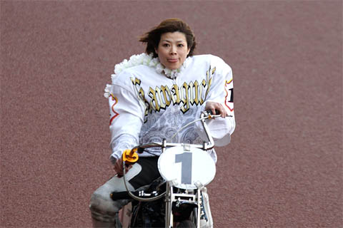 ペロっと下を出しながらバイクを走らせる岡谷美由紀選手