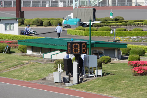 「8」の文字が点灯するオートレースのゴールラインに設置されている周回数表示板