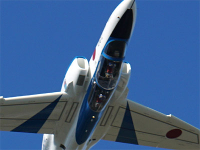 背面飛行で上空を通過するブルーインパルス 5番機のコックピット
