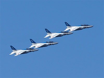 入間基地航空祭で上空を飛行する 4機のブルーインパルスによるLetter 8
