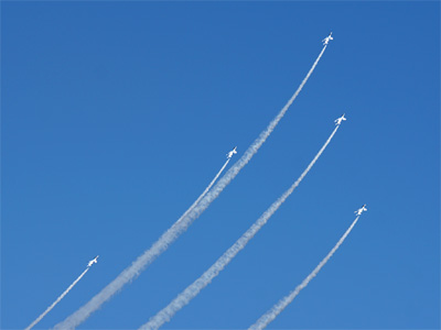 ブルーインパルスのWide to Delta Loopで上昇する 5つの機体