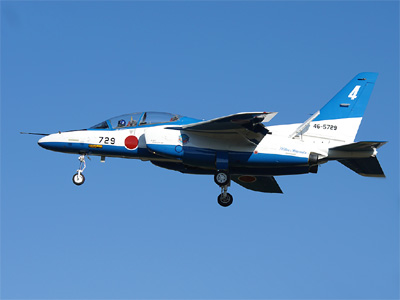 側面から見たブルーインパルスの4番機 後尾機(Slot)、川村 翔平 一尉の機体