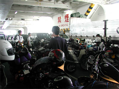 名門大洋フェリー「ふくおか２」の車両甲板で駐車中のバイクと下船待ちのライダー達