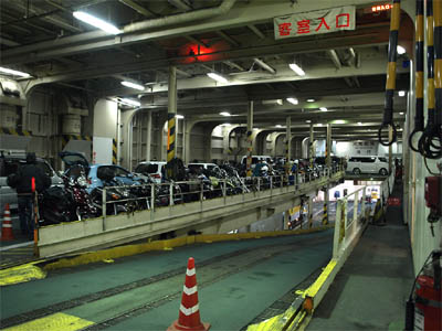 宮崎カーフェリー「みやざきエキスプレス」の車両甲板中央部に駐車しているバイク