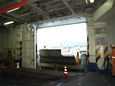 新日本海フェリー「らいらっく」の車両甲板への乗船口を開閉して下船用のブリッジ（タラップ）を接続しているところ