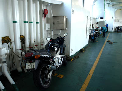 東京湾フェリー「かなや丸」の車両甲板の壁際に駐車した固定する前のバイク