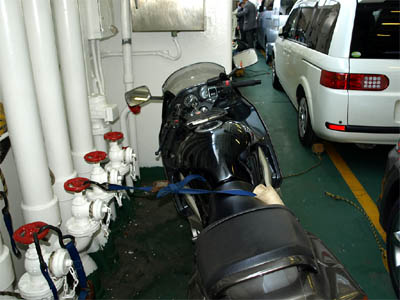 東京湾フェリー「かなや丸」の車両甲板の壁際にあるパイプのノズルを使って固定されたバイク