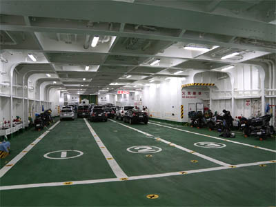 津軽海峡フェリー「大函丸」の車両甲板に駐車している車とバイク