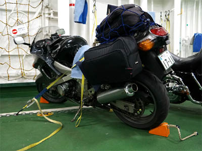 津軽海峡フェリー「大函丸」の車両甲板の駐車している車とバイク