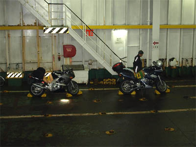 津軽海峡フェリー「えさん」の車両甲板に駐車して固定されたバイク