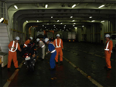 津軽海峡フェリー「えさん」の車両甲板に駐車して固定されたバイク