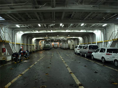 津軽海峡フェリー「えさん」の車両甲板の駐車している車とバイク
