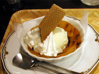 弘前にある喫茶店「万茶ン」の焼リンゴのアイスクリーム添え